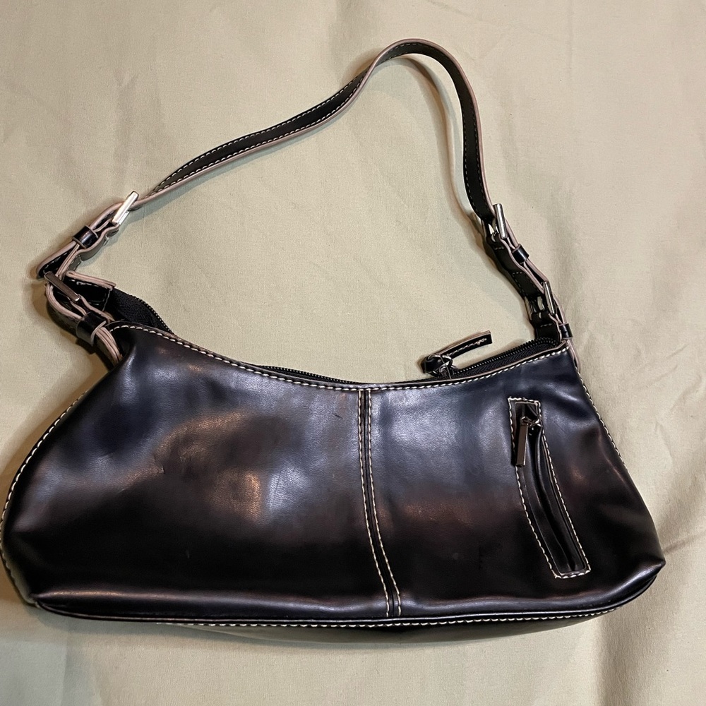Shoulder bag with cream detail outline